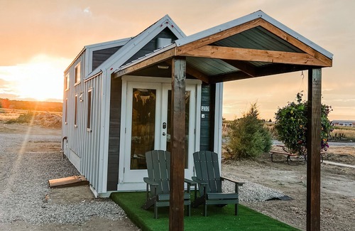 Montrose Cabina | Luxury Tiny Home/Base Camp to Ouray, Telluride/2 Queen beds, 1 twin bed/Washer & Dryer/Smart TV/Hot Tub Access/Patio w/Mountain Views/ Fire Pit/11 mi to Airport