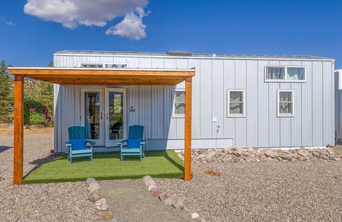 Montrose Cabina | Luxury Tiny Home/Base Camp to Ouray, Telluride/3 Queen beds/Washer & Dryer/Smart TV/Hot Tub Access/Patio w/Mountain Views/ Fire Pit/11 mi to Airport