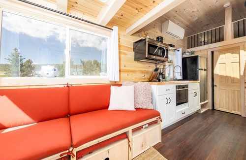 Montrose Cabina | Luxury Tiny Home/Base Camp to Ouray, Telluride/3 Queen beds/Washer & Dryer/Smart TV/Hot Tub Access/Patio w/Mountain Views/ Fire Pit/11 mi to Airport