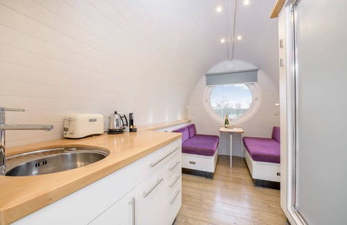 Lauder Cabina | Luxury Tiny Home sleeps 2 with Hot Tub and private BBQ hut