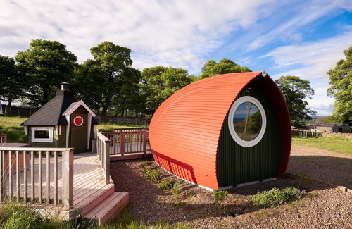 Lauder Cabina | Luxury Tiny Home sleeps 2 with Hot Tub and private BBQ hut