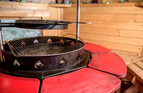 Lauder Cabina | Luxury Tiny Home sleeps 2 with Hot Tub and private BBQ hut