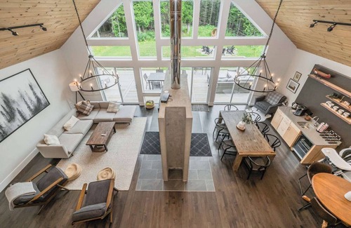 Tobermory Cabina | Luxury Tobermory Retreat: Modern Home + Hot Tub