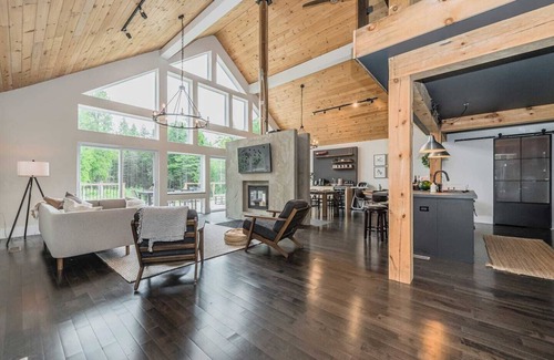 Tobermory Cabina | Luxury Tobermory Retreat: Modern Home + Hot Tub