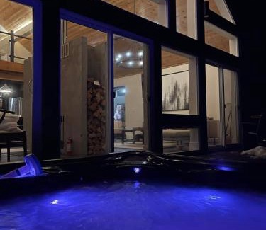 Tobermory Casa | Luxury Tobermory Retreat Modern Home Hot Tub