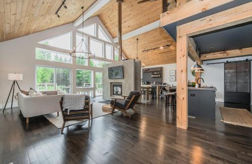 Tobermory Casa | Luxury Tobermory Retreat Modern Home Hot Tub