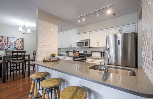 Abbotsford Apartamento | Luxury Top Floor 2 Bedroom Condo