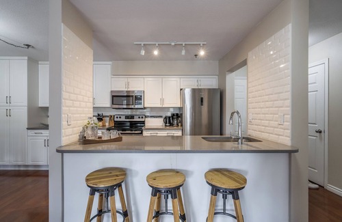 Abbotsford Apartamento | Luxury Top Floor 2 Bedroom Condo