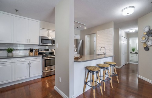 Abbotsford Apartamento | Luxury Top Floor 2 Bedroom Condo