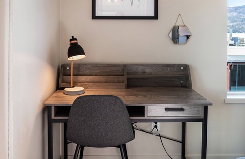 Kelowna Central Business District Condominio | Luxury Top Floor 2 bdrm Condo in Downtown Kelowna