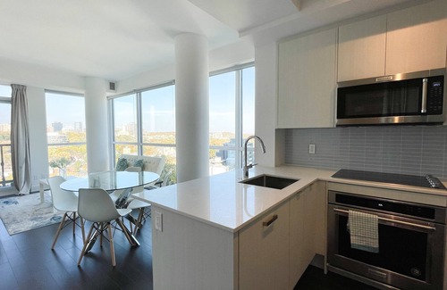 South Hill Condominio | Luxury Toronto 3 bed 2 bath condo by 8 Subways! Yorkville/Annex