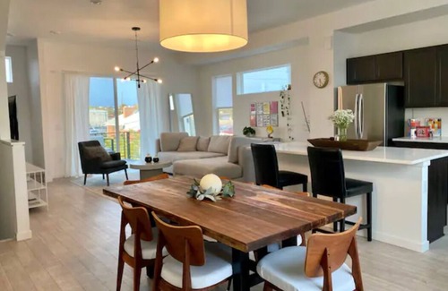 Twin Lakes Casa | Luxury Townhome - 10 Min to Downtown!