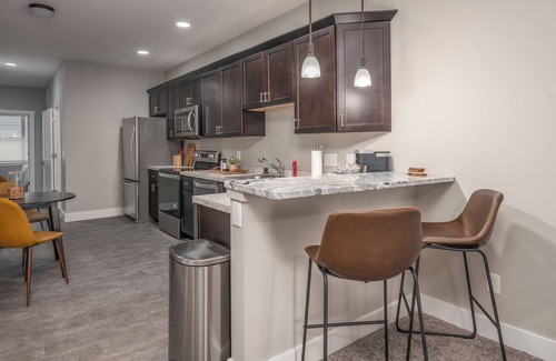 Moline Casa | Luxury Townhome - 3BR, 2BA - Downtown Moline