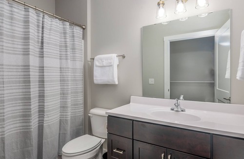 Moline Casa | Luxury Townhome - 3BR, 2BA - Downtown Moline