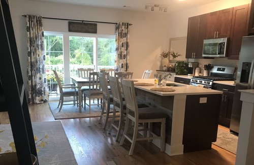 Weatogue Casa | Luxury Townhome, close to airport, hiking, biking, with beautiful Mountain View.