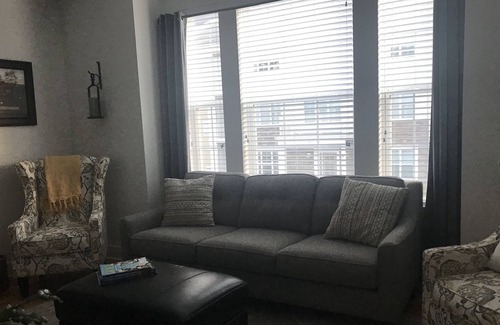 Weatogue Casa | Luxury Townhome, close to airport, hiking, biking, with beautiful Mountain View.