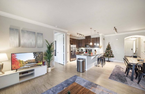McNeil Condominio | Luxury Townhome Pool North Austin Evonify