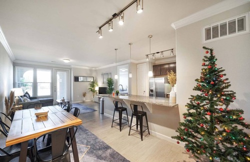 McNeil Condominio | Luxury Townhome Pool North Austin Evonify