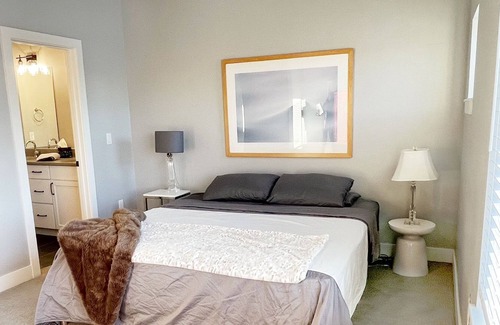 Northeast Park Hill Casa | Luxury Townhome with Beautiful Views sleeps up to 12