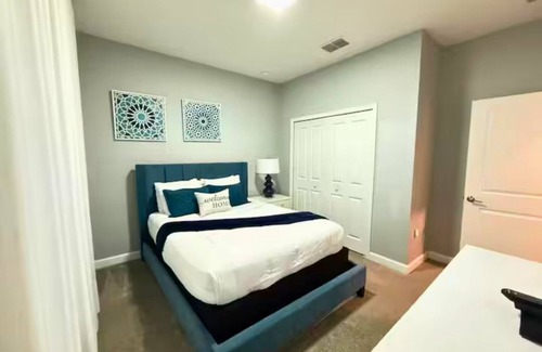 Kissimmee Complejo | Luxury Townhouse at Storey Lake Resort - 10 Min to Disney with Pool & Spa