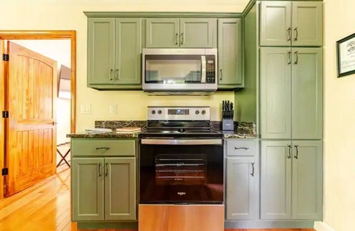 Marshall Cabina | Luxury Treehouse - Crows Nest - Near Asheville Pet Friendly