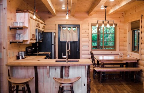 Millersburg Cabina | Luxury Treehouse Nestled in Trees of Amish Country