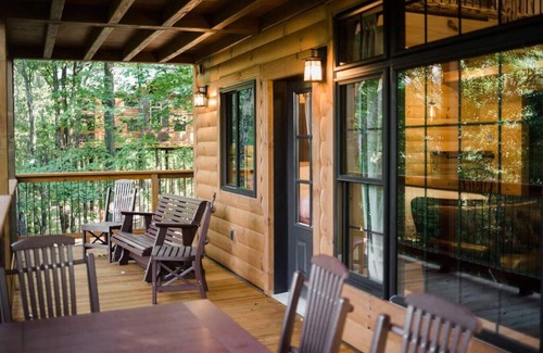 Millersburg Cabina | Luxury Treehouse Nestled in Trees of Amish Country