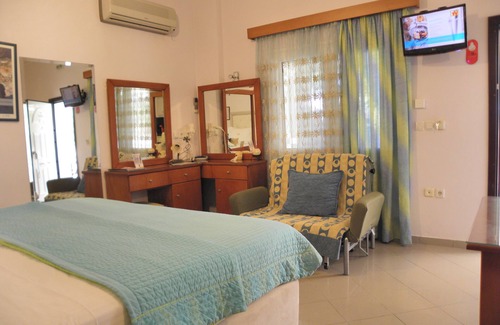 Agrilos Cama Y Desayuno | Luxury Triple Apartment with Yard in front of the sea at Kalo Nero Kyparissia