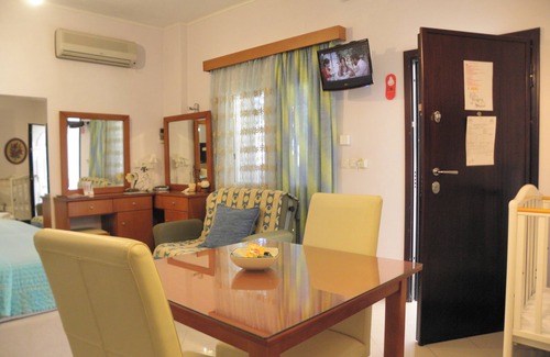 Agrilos Cama Y Desayuno | Luxury Triple Apartment with Yard in front of the sea at Kalo Nero Kyparissia