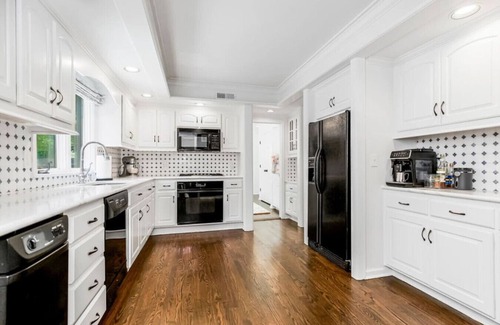 Fairway Casa | Luxury Tudor w/ 3 Kings, Deck, Yard & Playroom; 5min to Plaza