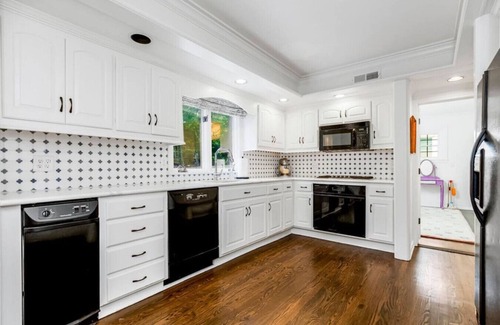 Fairway Casa | Luxury Tudor w/ 3 Kings, Deck, Yard & Playroom; 5min to Plaza