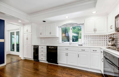 Fairway Casa | Luxury Tudor w/ 3 Kings, Deck, Yard & Playroom; 5min to Plaza