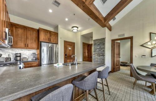 Lakeside Park Apartamento | Luxury Two Bedroom Residence steps from Heavenly Village condo