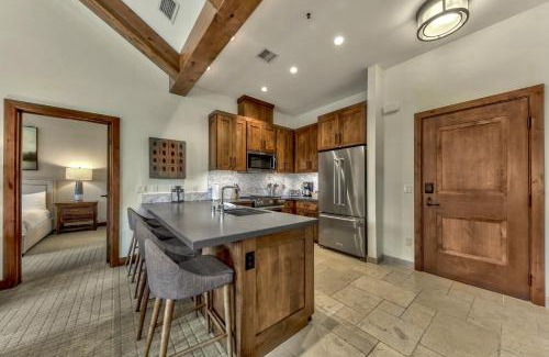 Lakeside Park Apartamento | Luxury Two Bedroom Residence steps from Heavenly Village condo
