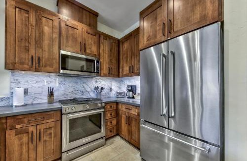 Lakeside Park Apartamento | Luxury Two Bedroom Residence steps from Heavenly Village condo
