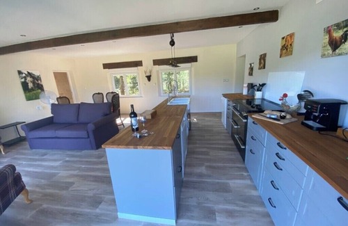 Puy-l'Eveque Cabaña | Luxury two-bedroom gite w/pool. Peaceful retreat, surrounded by nature.