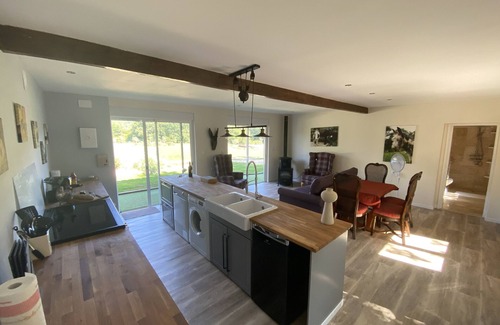 Puy-l'Eveque Cabaña | Luxury two-bedroom gite w/pool. Peaceful retreat, surrounded by nature.