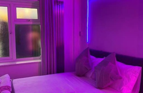 Broad Green Apartamento | Luxury Urban Hideaway with private hot tub