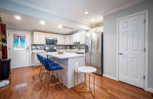 Bellevue Casa | Luxury Urban Oasis Free Parking Centrally Located!