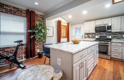 Bellevue Casa | Luxury Urban Oasis Free Parking Centrally Located!
