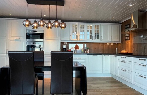 Kvinnherad Casa | Luxury vacation home in Norway on the fjord, incl. 9.9 hp motorboat, 4 bedrooms!
