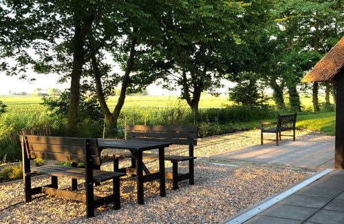 Lioessens Apartamento | Luxury vacation studio near the Wadden Sea with private sauna.