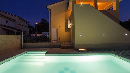 Banjole Villa | Luxury Vila compelx Mar-Marisol with 2 pools and 8 bedrooms, 200m from the beach