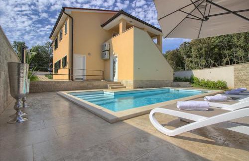 Banjole Villa | Luxury Vila compelx Mar-Marisol with 2 pools and 8 bedrooms, 200m from the beach