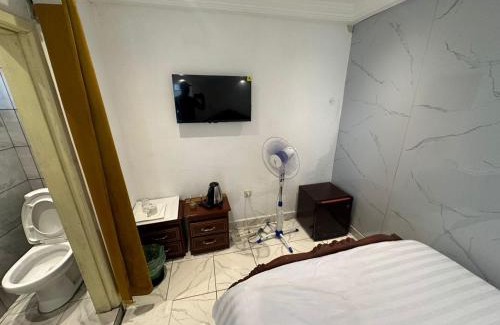 Limbe Casa | Luxury Villa AC Ensuite Room 8