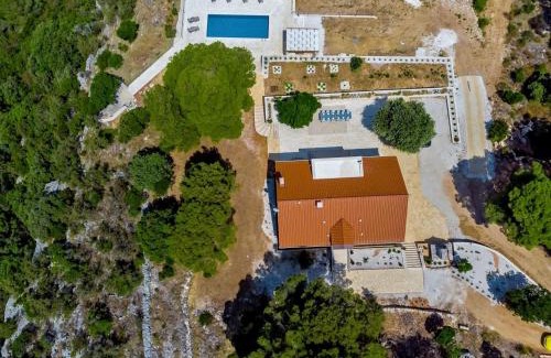 Pucisca Villa | Luxury Villa Castello di Pietra with private pool