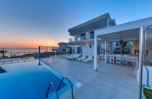 Kalamaki Villa | Villa de lujo Delfini Kalamaki Junto a la piscina Jacuzzi Wi-Fi, Smart HOME