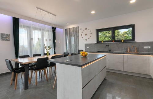Sveta Nedelja Villa | Villa de lujo para 10 personas con una hermosa vista del paisaje.