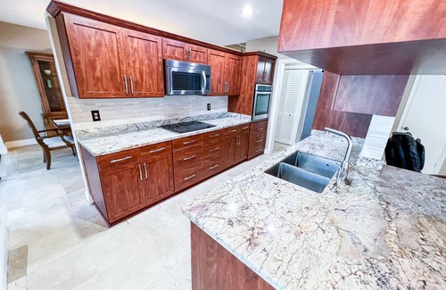 Cutler Bay Casa | Luxury Villa/Heated Salt Pool/Pool Table/Blackout Blinds/Sleeps 14