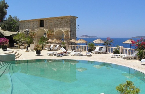 Kalkan Villa | Villa de lujo en una finca costera con hotel, piscinas, spa, tenis y deportes acuáticos